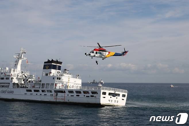 25일 경남 통영 매물도 인근 해상에서 남해해경이 여객선 침수 가정 훈련을 진행하고 있다.2022.11.25(남해해경청 제공)