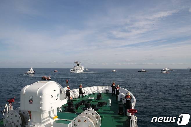 25일 경남 통영 매물도 인근 해상에서 남해해경이 여객선 침수 가정 훈련을 진행하고 있다.2022.11.25(남해해경청 제공)