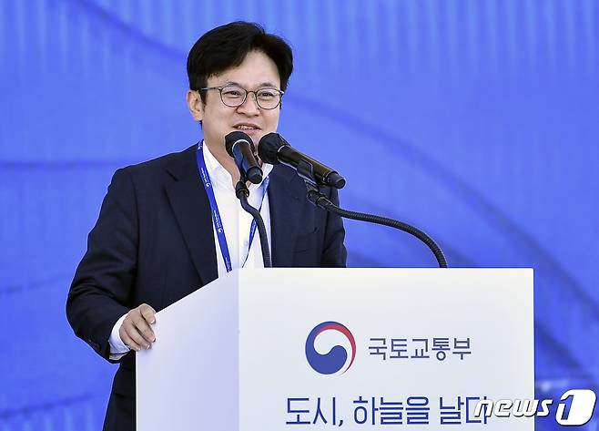 김병수 김포시장이 23일 오전 경기도 김포시 아라마리나에서 열린 '2022 도심항공교통(UAM) 비행시연' 행사에서 발언을 하고 있다.(김포시 제공) / 뉴스1