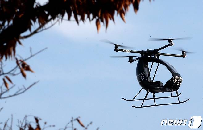 23일 오전 경기도 김포시 고촌읍 아라마리나에서 열린 2022 도심항공모빌리티(UAM) 비행시연 행사에서 UAM 비행이 시연되고 있다. 2022.11.23/뉴스1 ⓒ News1 임세영 기자