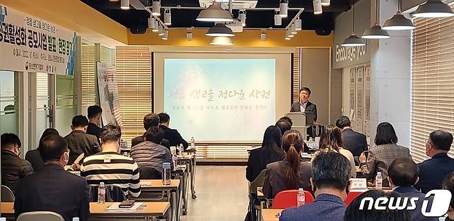 전북 정읍시가 중소벤처기업부 주관 제6차 상권 활성화 공모사업에서 전라북도에서 유일하게 사업대상지로 선정됐다고 25일 밝혔다. 이학수 시장이  공모사업에 대해  설명 하고 있다.(정읍시 제공)2022.11.25/뉴스1