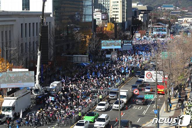 전광훈 목사가 이끄는 자유통일당 등 보수단체 관계자들이 19일 오후 서울 종로구 세종대로 일대에서 '주사파 척결 국민대회'를 하고 있다. 2022.11.19/뉴스1 ⓒ News1 민경석 기자