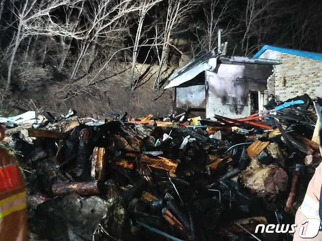 고성군 토성면 금화정리의 한 주택 화재 현장.(강원도소방본부 제공)