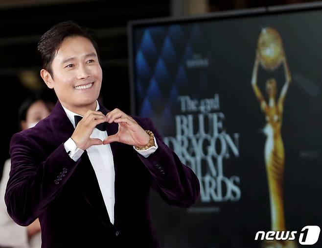 배우 이병헌이 25일 서울 영등포구 KBS홀에서 열린 ‘제43 청룡영화상’ 시상식에서 달콤한 하트를 그리고 있다. ⓒ News1 권현진 기자