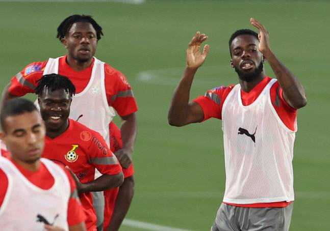 가나 축구대표팀의 이냐키 윌리엄스(오른쪽)와 모하메드 살리수 등 선수들이 21일 카타르 도하의 어스파이어존 트레이닝 센터에서 훈련하고 있다. 2022.11.22. 도하 | 연합뉴스