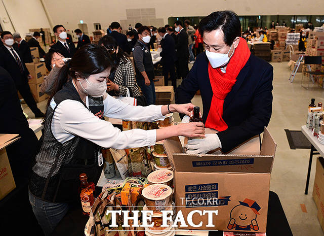 오세훈 서울시장(오른쪽)이 25일 오후 서울 중구 동대문디자인플라자(DDP)에서 열린 '굿피플, 사랑의희망박스 박싱데이' 에 참석해 취약계층에게 전달할 물품을 포장하고 있다. /이동률 기자