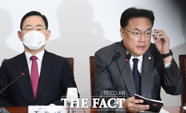 윤석열 대통령이 25일 오후 국민의힘 지도부를 서울 한남동 관저로 초청해 만찬을 했다. 국민의힘은 집권여당으로서 책임과 역할을 다하자고 뜻을 모았다. 사진은 국민의힘 정진석(오른쪽) 비상대책위원장과 주호영 원내대표. /남윤호 기자