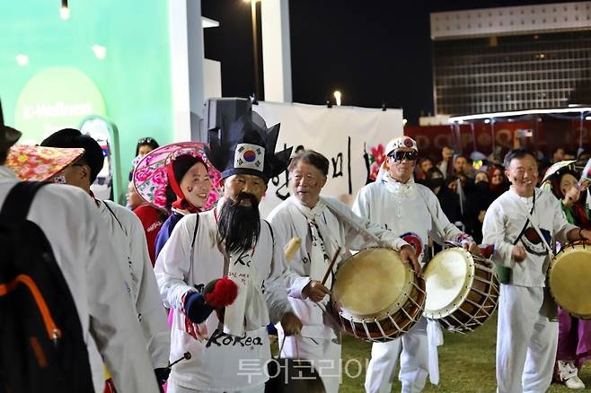 24일 카타르에서 한 응원 단체가 공연을 펼치고 있다
