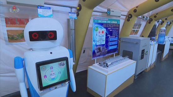 조선중앙TV는 23일 전날 평양 과학기술전당에서 열린 '전국방역,보건부문 과학기술발표회 및 전시회-2022'에 출품된 '지능방역로보트'를 소개했다. [이미지출처=연합뉴스]