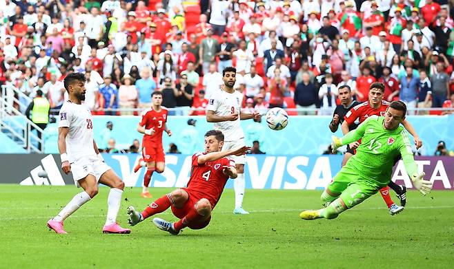 카타르 월드컵 B조 2차전에서 이란 국가대표팀 리민 레자이안 선수가 골을 넣은 뒤 선수들이 끌어안고 있다./로이터 뉴스1