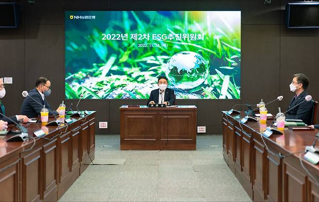 24일 NH농협은행 본사에서 개최된 '제2차 ESG추진위원회'에서 김춘안 위원장(농업·녹색금융부문 부행장)이 모두 발언을 하고 있다. /NH농협은행 제공