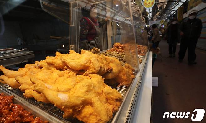 서울의 한 전통시장 내 치킨매장에 갓 튀겨진 치킨이 진열돼 있다./뉴스1