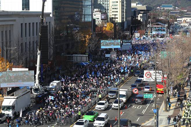 자유통일당 등 보수단체 관계자들이 지난 19일 오후 서울 종로구 세종대로 일대에서 '주사파 척결 국민대회'를 하고 있다. /연합뉴스