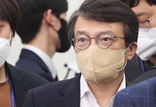 더불어민주당 대변인인 김의겸 의원이 25일 서울 여의도 국회에서 열린 최고위원회의에 참석하고 있다. 뉴스1