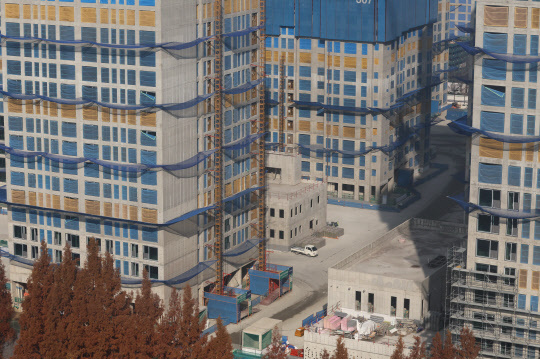 25일 화물연대 총파업에 따른 시멘트 출하 중단으로 타설 작업이 중단된 서울 강동구 둔촌주공 재건축 현장의 모습.