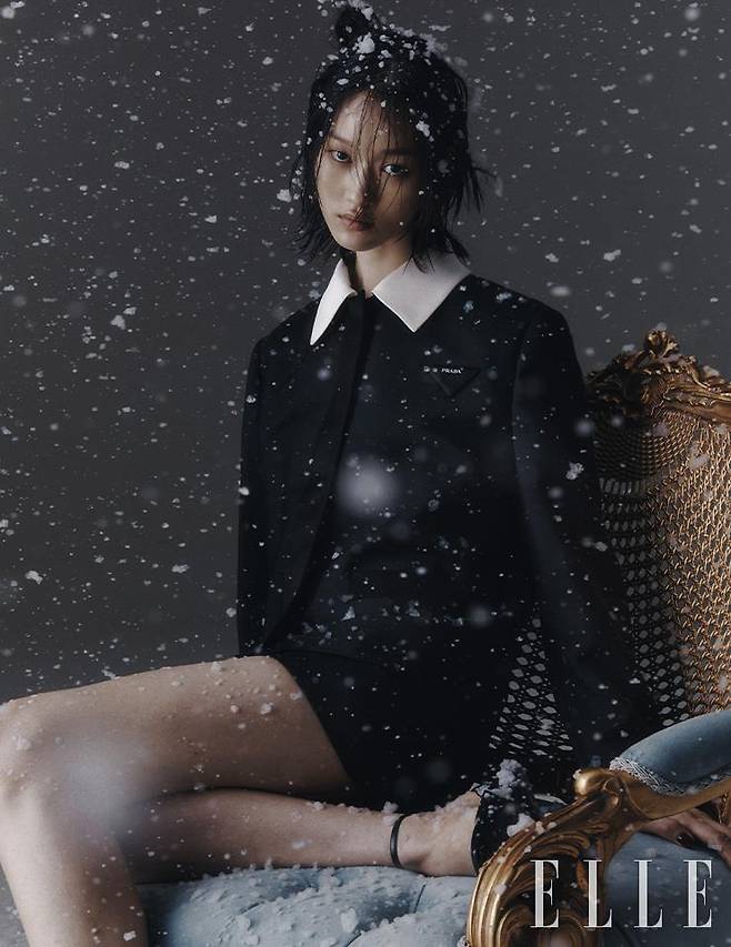 화이트 칼라의 모헤어 크롭트 재킷과 미니스커트, 블랙 앵클 스트랩 슈즈는 모두 Prada.