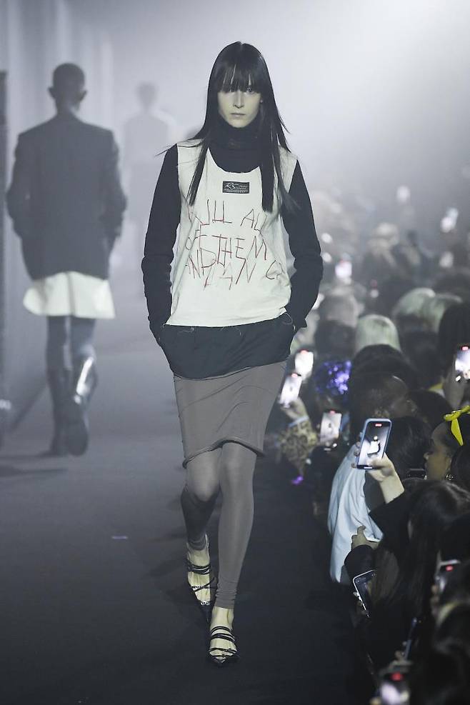 런던에서 열린 2023 SS Raf Simons 마지막 컬렉션/ IMAXtree