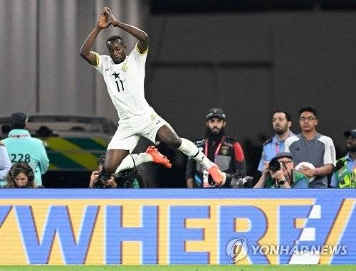 25일 오전 1시(한국시간) 카타르 도하 스타디움 974에서 열린 2022 카타르 월드컵에서 포르투갈과 가나가 맞붙었다. 득점에 성공한 부카리가 호날두의 트레이드 마크인 ‘호~우’ 세리머니를 따라 하고 있다. 출처 연합뉴스