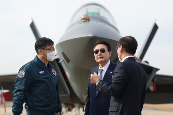 윤석열 대통령(가운데)이 24일 경남 사천시 한국항공우주산업(KAI)에서 국산 항공기 및 전투기를 참관하고 있다. 사진=대통령실 제공