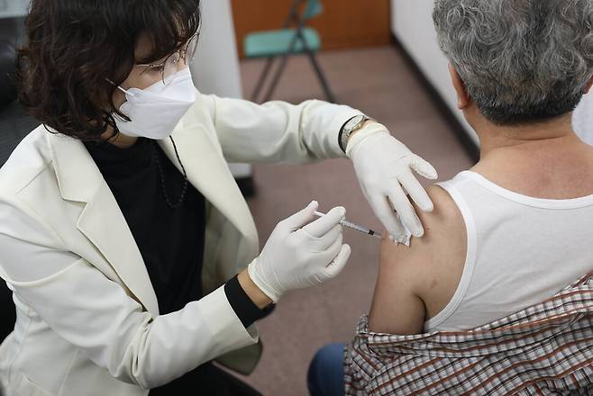 11일 한 시민이 오미크론 변이에도 대응하는 코로나19 개량 백신을 접종하고 있다. 윤운식 선임기자 yws@hani.co.kr