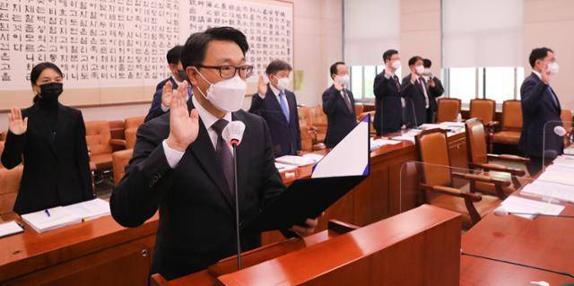 김진욱 고위공직자범죄수사처(공수처) 처장이 13일 서울 여의도 국회에서 열린 법제사법위원회의 공수처 국정감사에서 선서를 하고 있다. 뉴스1