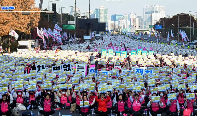 전국학교비정규직연대회의가 25일 서울 영등포구 여의대로에서 총파업 대회를 진행하고 있다. 연대회의는 정규직과의 임금차별 해소, 급식실 폐암 종합대책 마련 등을 요구하며 하루 총파업을 벌였다. 최주연 기자