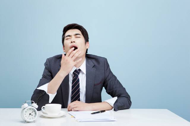 밥을 먹은 후에 졸린 것은 소화 과정에서 일어나는 자연스러운 증상이지만, 죽이나 주스 같은 음식을 먹은 날은 평소보다 특히 졸리다면 당뇨병 탓일 수 있으니 혈당 검사를 받아보는 게 좋다./사진=클립아트코리아