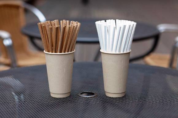 종이빨대 관련주는 한솔제지, 무림SP, 조광페인트 등을 꼽을 수 있다. 사진은 한솔제지와 협업을 하고 있는 리앤비의 종이빨대다. [사진=리앤비]