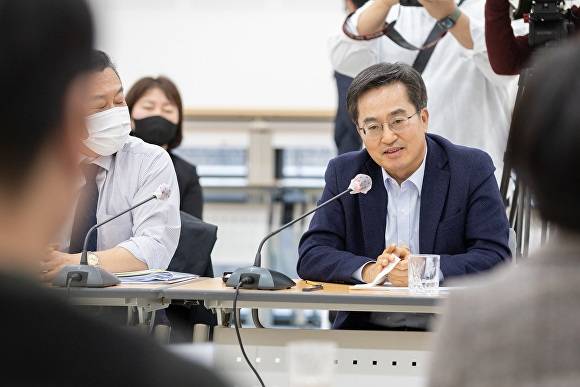 24일 오후 여주시 상거동 반려동물테마파크 문화센터 2층 대강당에서 열린 경기도 반려동물 복지정책 간담회에서 김동연 경기도지사가 인사말을 하고 있다. [사진=경기도청]