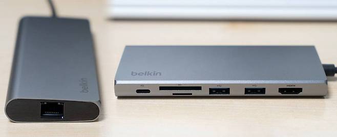 전작과 비교해 마이크로 SD 슬롯이 생겼고, 각 단자의 성능이 높아졌다. 출처=IT동아