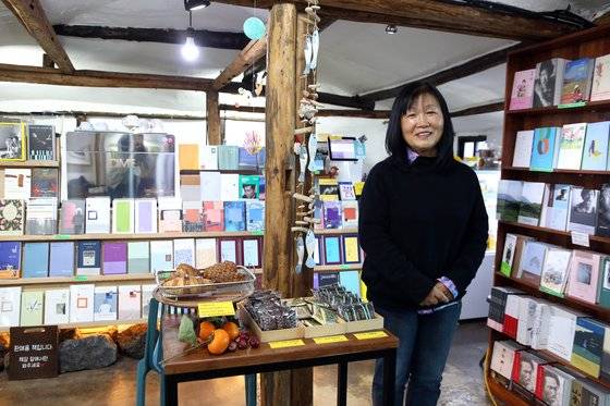 ‘시인의집’ 대표이자 제주 동네책방 네트워크 초대 대표 손세실리아 시인.
