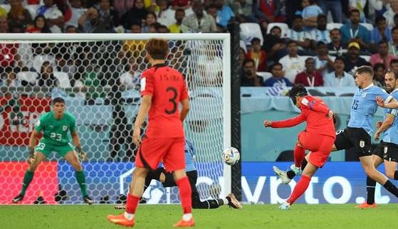 24일 오후(현지시간) 카타르 알라이얀의 에듀케이션 시티 스타디움에서 열린 2022 카타르 월드컵 조별리그 H조 1차전 대한민국과 우루과이 경기. 마스크를 쓴 대한민국 주장 손흥민이 슛을 하고 있다. 연합뉴스