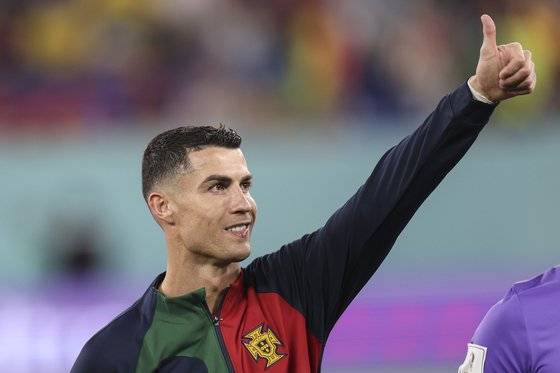 포르투갈 간판스타 호날두가 관중들의 환호에 엄지손가락을 들어 답례하고 있다. 신화=연합뉴스