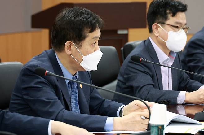 김주현 금융위원장(왼쪽)이 25일 정부서울청사에서 금융시장 현황 점검회의를 주재하고 있다. 금융위원회 제공