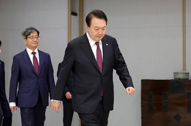 윤석열 대통령이 25일 오후 용산 대통령실 청사에서 오석준 신임 대법관에게 임명장을 수여하기 위해 입장하고 있다. 왼쪽은 김명수 대법원장. 대통령실사진기자단