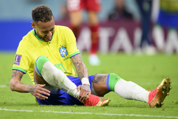 브라질 간판스타 네이마르가 2022 카타르 월드컵 1차전 세르비아와의 경기에서 오른쪽 발목을 잡고 고통을 호소하고 있다. EPA 연합뉴스