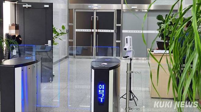 원주시청 1층 시장 집무실에 들어서기 전 스피드게이트와 그 너머로 백운아트홀로 향하는 문이 보인다.