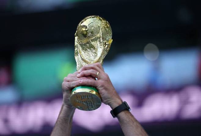 관중석에 나타난 월드컵 트로피 모조품.   로이터 연합