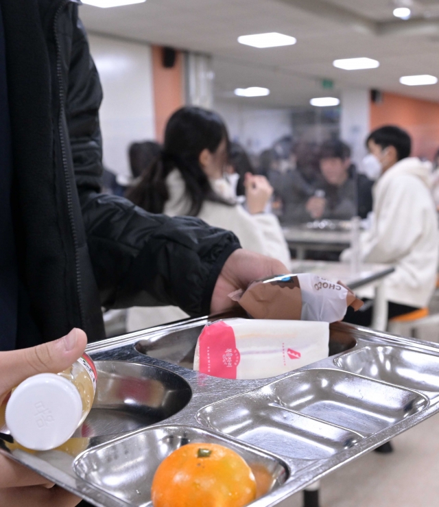 25일 성동구의 한 중학교에서 학생들이 샌드위치와 머핀 등 대체 급식을 받아 가는 모습. 연합뉴스