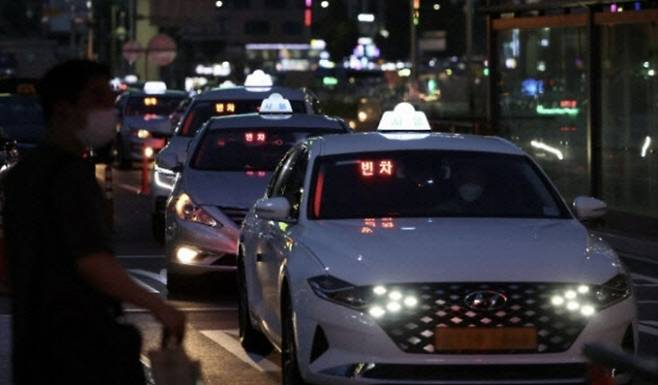 서울역 택시승강장에서 시민들이 택시를 타기 위해 기다리고 있다.[사진 = 연합뉴스]