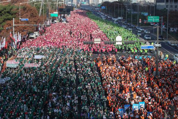25일 서울 여의대로에서 민주노총 공공부문 비정규직 총파업대회가 열린 가운데 참석자들이 실질임금 삭감대책 마련과 복지수당 차별 완전 철폐 등을 요구하고 있다. [한주형 기자]
