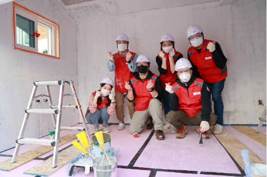 서브원 임직원이 11월 24일 해비타트 스쿨에서 이동식 주택 집짓기 봉사활동을 하는 모습. (서브원 제공)