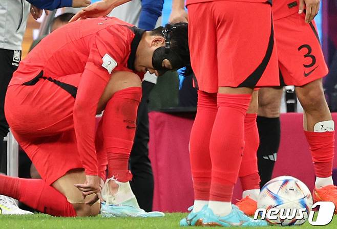 24일 오후(현지시간) 카타르 알라이얀 에듀케이션 시티 스타디움에서 열린 2022 카타르 월드컵 조별리그 H조 1차전 대한민국-우루과이 경기에서 우루과이 카세레스의 태클에 넘어진 손흥민이 다시 축구화를 고쳐 신고 일어나고 있다./사진=뉴스1