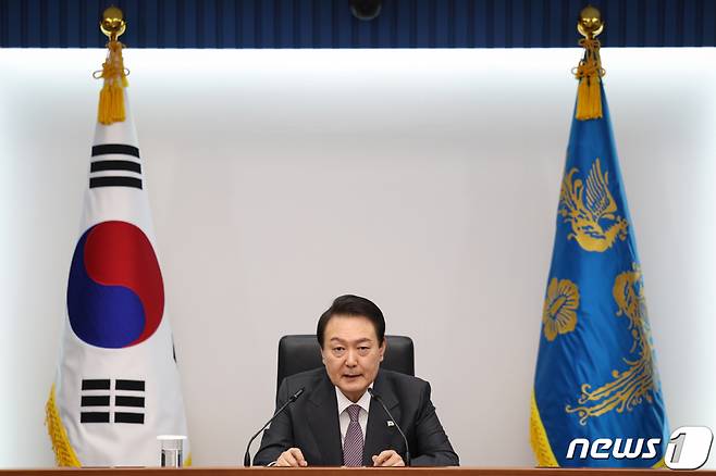 (서울=뉴스1) 오대일 기자 = 윤석열 대통령이 23일 용산 대통령실 청사에서 일론 머스크(Elon Musk) 미국 테슬라·스페이스X CEO와 화상 면담을 하고 있다.   이날 면담은 윤 대통령이 머스크 CEO와 글로벌 기술 혁신에 대한 의견을 교환함과 동시에 전기차 생산과 관련한 한국에서의 투자 협력방안을 구체적으로 논의하기 위해 이루어졌다. (대통령실 제공) 2022.11.23/뉴스1  Copyright (C) 뉴스1. All rights reserved. 무단 전재 및 재배포 금지.