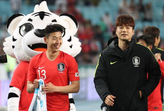 = 축구대표팀 손흥민과 기성용이 28일 오후 대구 수성구 대구스타디움에서 열린 KEB하나은행 초청 축구국가대표팀 친선경기 대한민국-온두라스의 경기에서 2-0 승리를 거둔 뒤 미소를 짓고 있다. 신태용호는 이날 북중미 복병 온두라스를 '가상 멕시코'로 설정하고 2018 FIFA 러시아 월드컵 F조 조별 리그 2라운드 멕시코전을 위한 해답을 찾는다. 2018.5.28/뉴스1