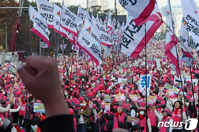 전국민주노동조합총연맹(민주노총) 전국학교비정규직노동조합 조합원들이 25일 서울 영등포구 여의대로에서 열린 총파업대회에서 구호를 외치고 있다. /사진=뉴스1