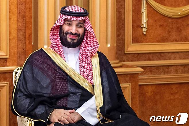 (제다 AFP=뉴스1) 우동명 기자 = 무함마드 빈 살만 사우디아라비아 왕세자 겸 총리가 27일 (현지시간) 홍해 도시 제다 왕궁에서 열린 선서식에 참석을 하고 있다.  ⓒ AFP=뉴스1  Copyright (C) 뉴스1. All rights reserved. 무단 전재 및 재배포 금지.