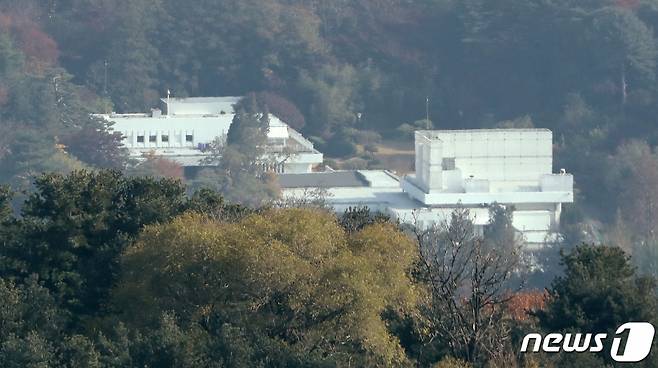 (서울=뉴스1) 장수영 기자 = 7일 서울 용산구 한남동 새 대통령 관저가 보이고 있다.   대통령실 관계자에 따르면 한남동 관저로 이삿짐 대부분이 옮겨진 상태이며 이르면 이번주 중 대통령 부부가 입주할 것으로 예상되고 있다. 2022.11.7/뉴스1  Copyright (C) 뉴스1. All rights reserved. 무단 전재 및 재배포 금지.