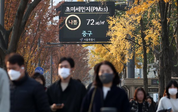 25일은 미세먼지가 수도권·세종·충북·충남·전북 등 지역에서 '나쁨' 수준을 보일 것으로 예상된다. 사진은 지난 10일 초미세먼지 농도가 표시되고 있는 서울 중구에 설치된 전광판. /사진=뉴스1