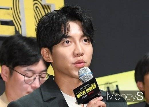 가수 겸 배우 이승기가 음원 사용료 정산 문제를 둘러싸고 18년 동안 몸담아온 소속사와 갈등을 빚고 있는 가운데 법적 다툼을 예고한 가운데 과거 방송에서 한 발언이 재조명되고 있다. 사진은 지난 2019년 11월 서울 강남구 신사동 CGV 압구정에서 열린 넷플릭스 오리지널 시리즈 예능 '범인은 바로 너! 시즌2' 제작발표회에 참석한 가수 겸 배우 이승기. /사진=장동규 기자